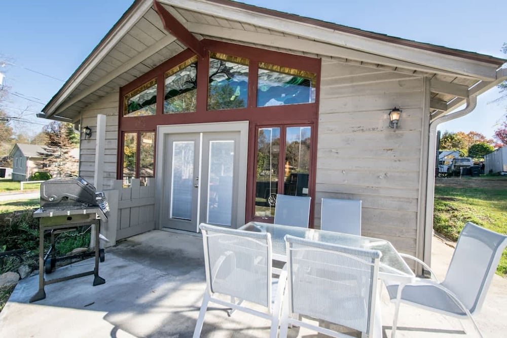 Artsy 2bdr Cottage w Free Tix 5 Min to Main St