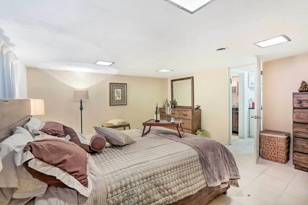 Contemporary Cincinnati Apt w/ Wifi, Near Kenwood!