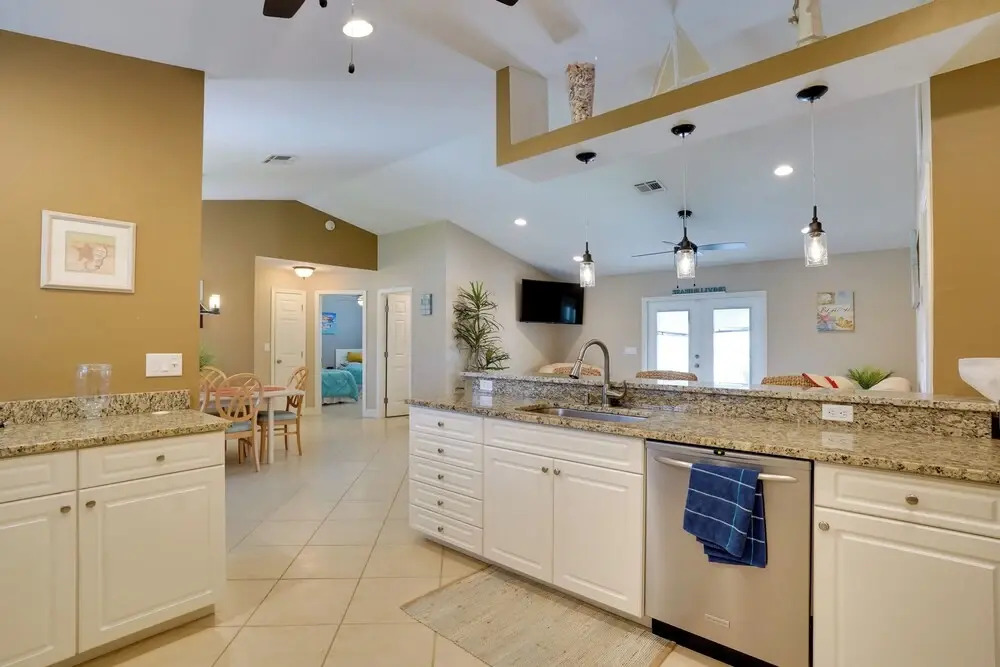 Pool & Outdoor Bar: Cape Coral Home