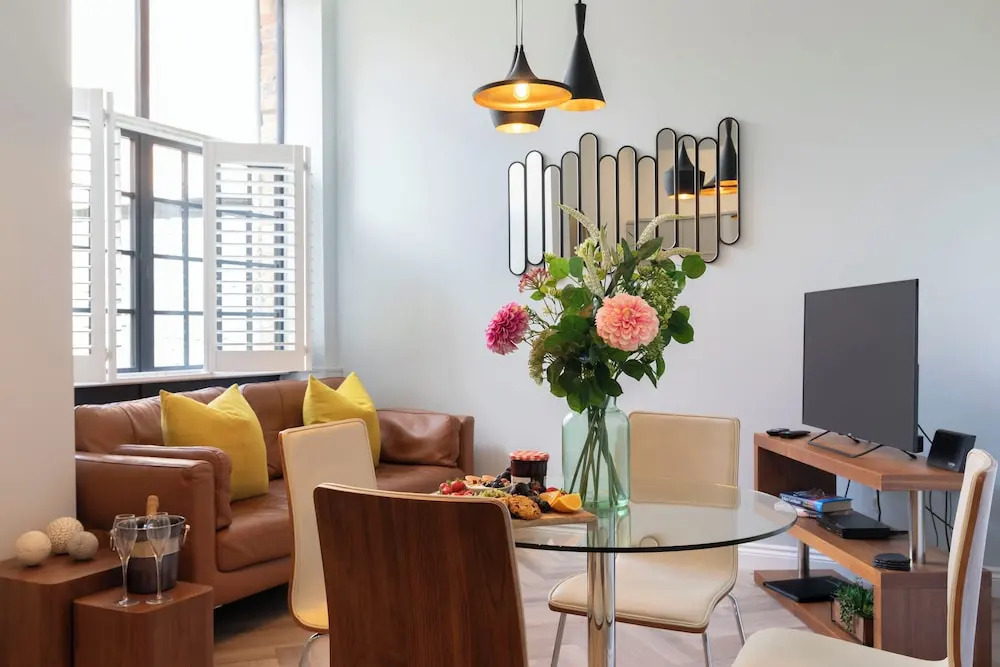 Elliot Oliver - Stylish 2 Bedroom Town Centre Apartment