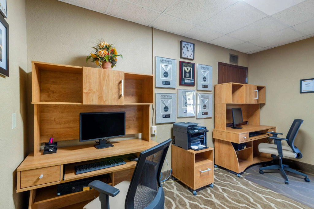 Comfort Inn & Suites - near Robins Air Force Base Main Gate