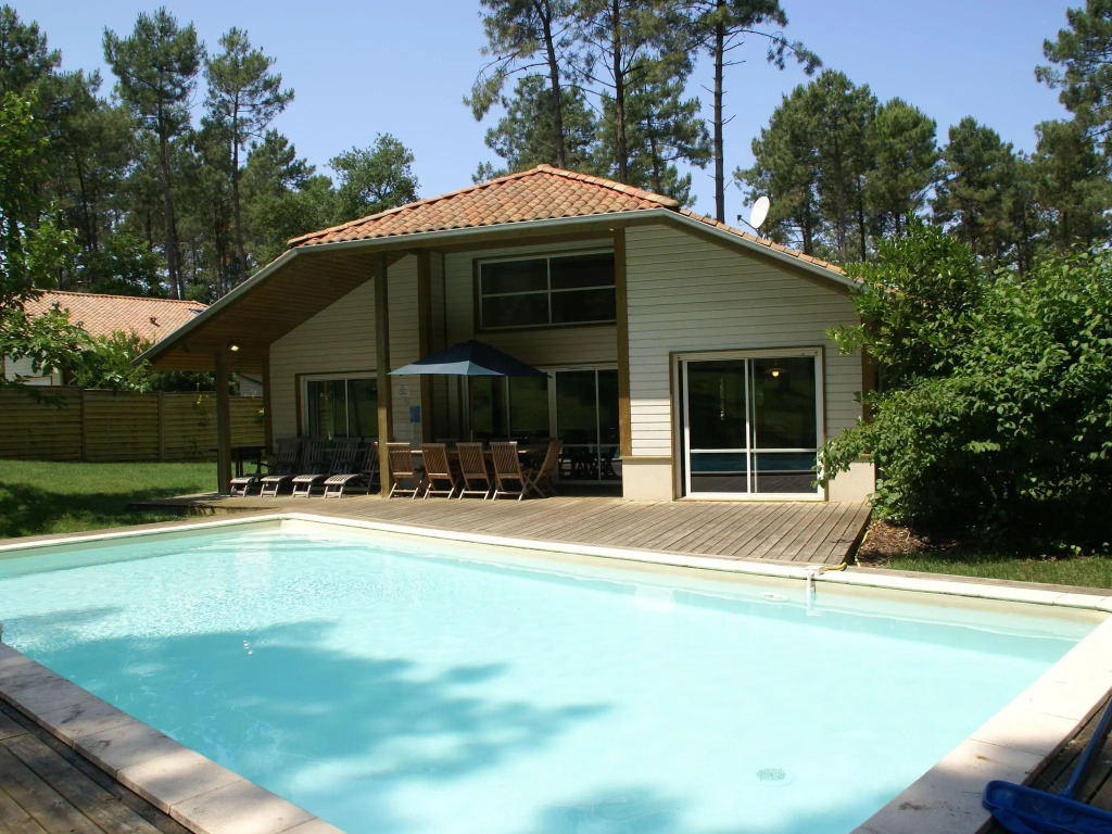 Nice villa with a private swimming pool, 900m from the beach