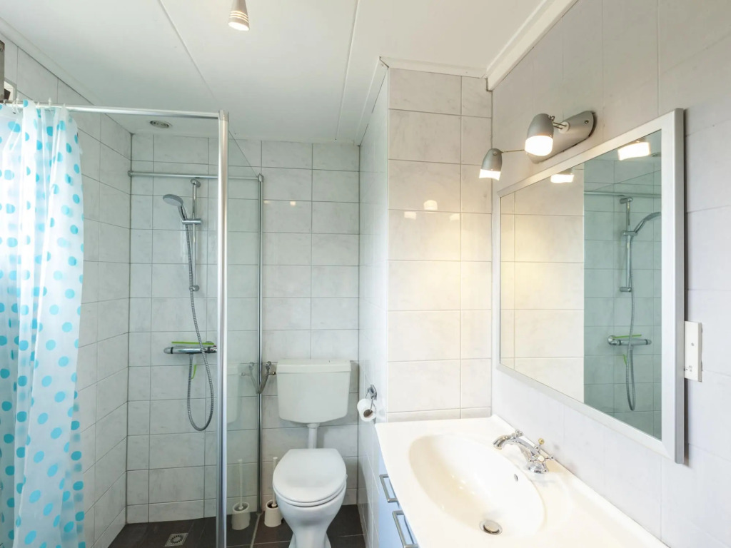 Lovely holiday home in Wolphaartsdijk close to the lake