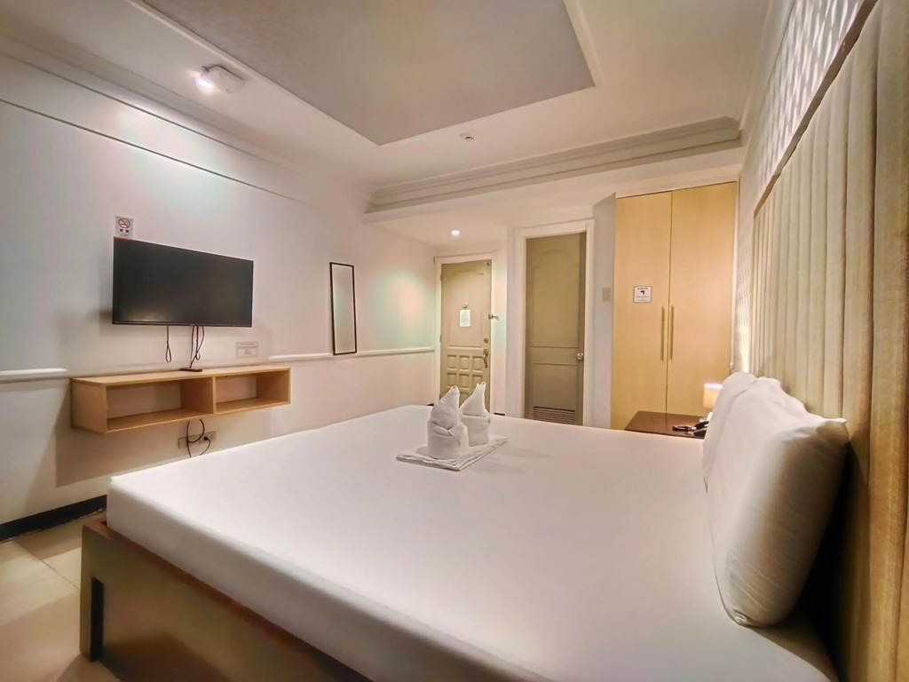 S&M Hotel