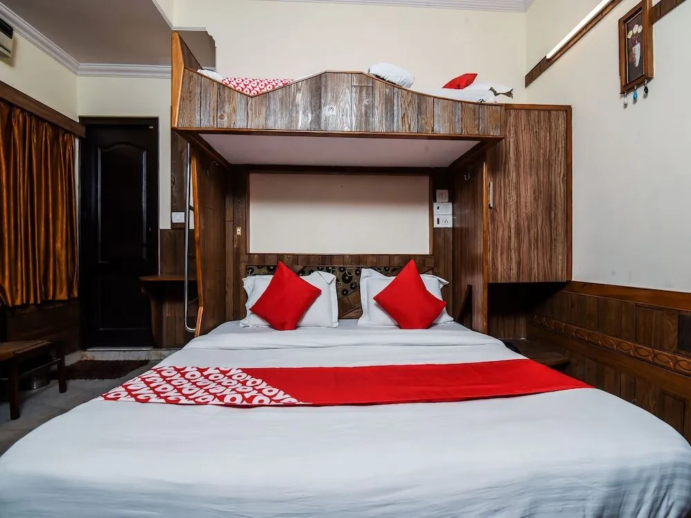 OYO 20000 Hotel Cottage Crown Plaza