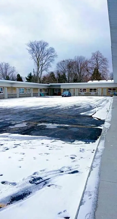 Crestwood Motel