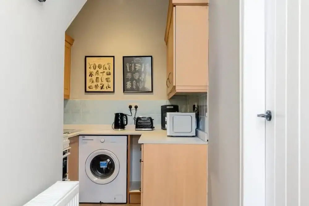 2 Bedroom Flat - Free Parking