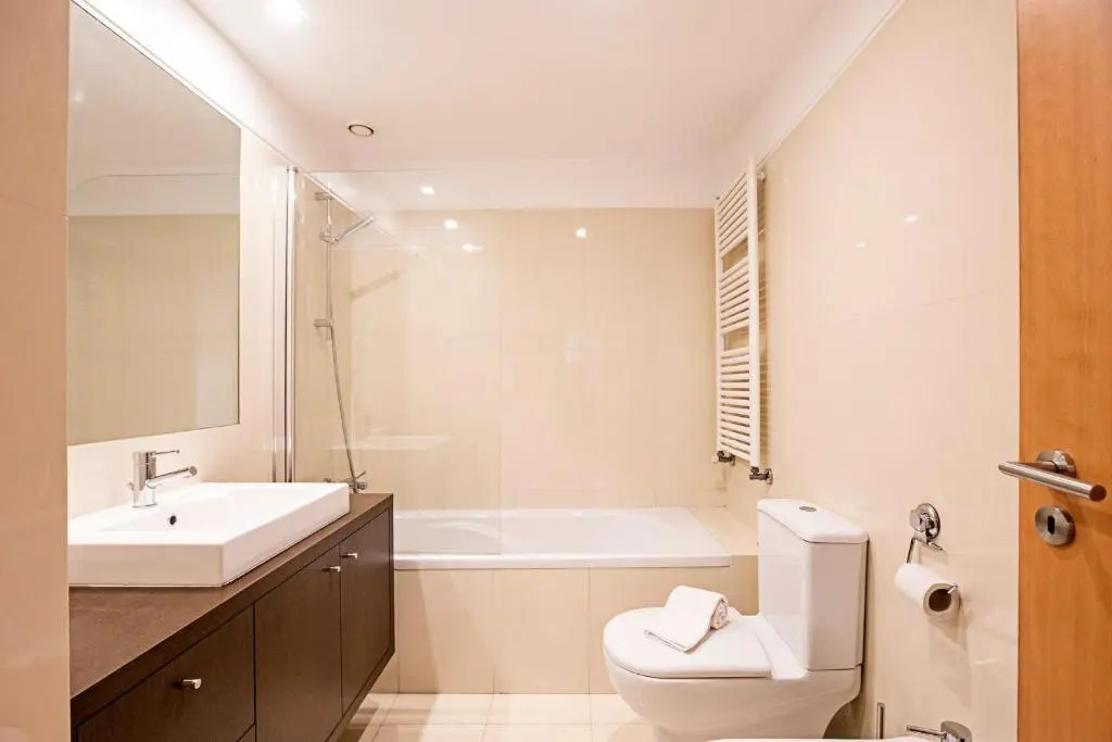 2BR Flat by Metro w/ Free Parking by LovelyStay