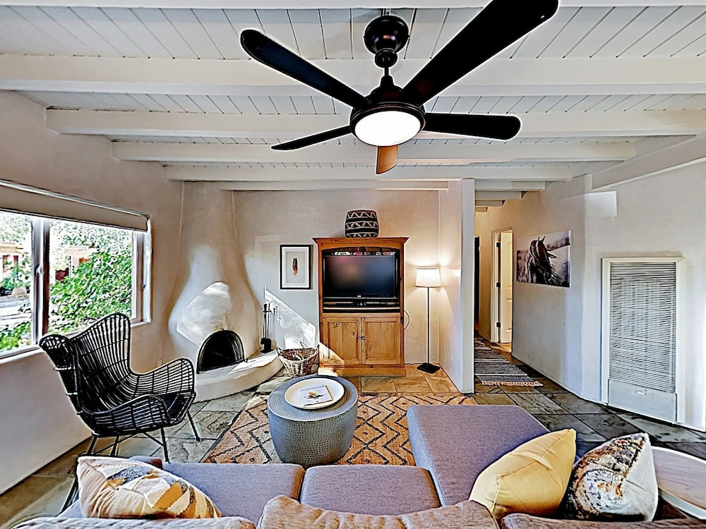 New Listing! Cozy Getaway Near Plaza & Railyard 2 Bedroom Condo