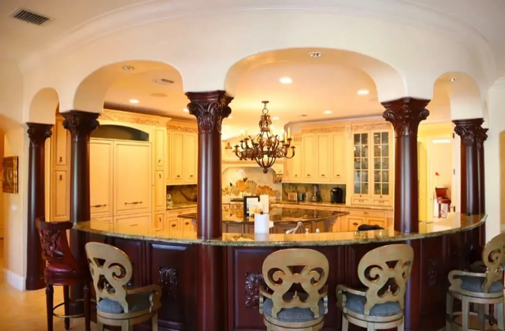 Extravagant Golden Mansion 6 Bedrooms 8 Bathrooms in the Finest Las Olas Area