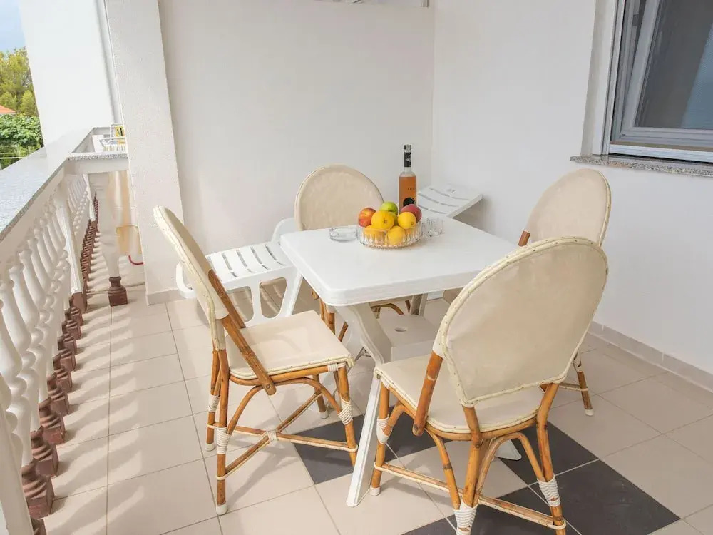 Lovely Holiday Home in Okrug Gornji near Sea