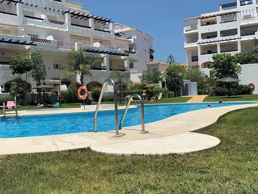 2 Bed-sleeps 4-private Patio-pool-aircon