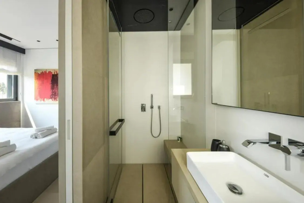 Modern and Vibrant 2BR apartment with Private Balcony