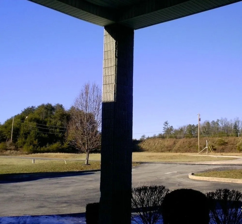 Campton Parkway Inn