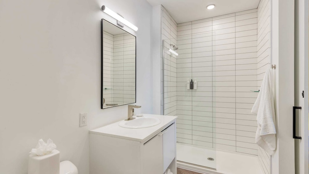916 Main 12 Unit Buyout - Prvt 2 Floors, Sleeps 88 - Perfect For Group Travel