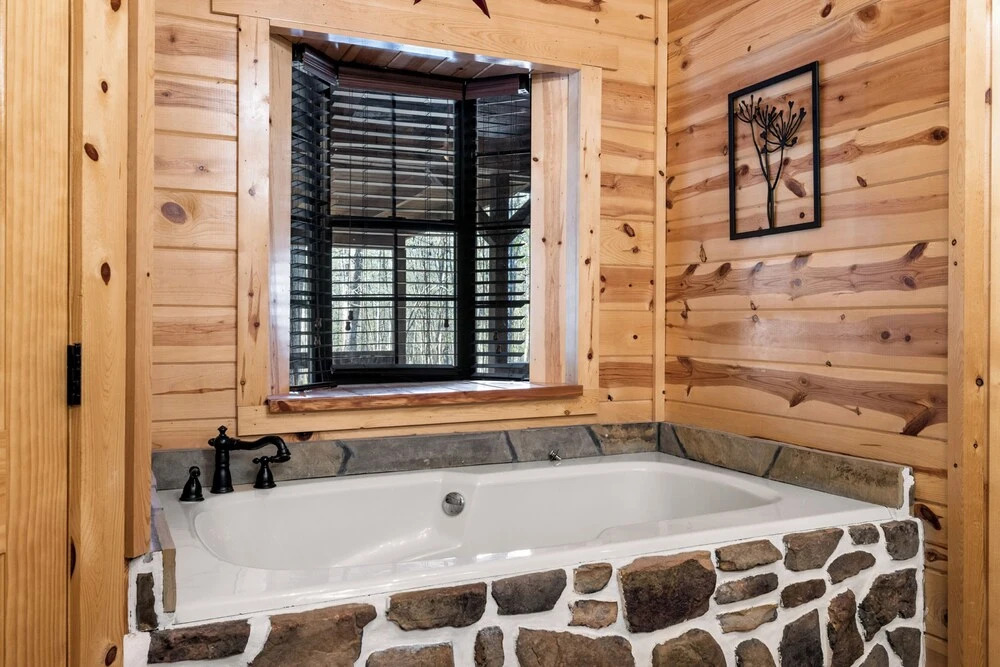 Broken Bow Family Cabin w/ Private Hot Tub!