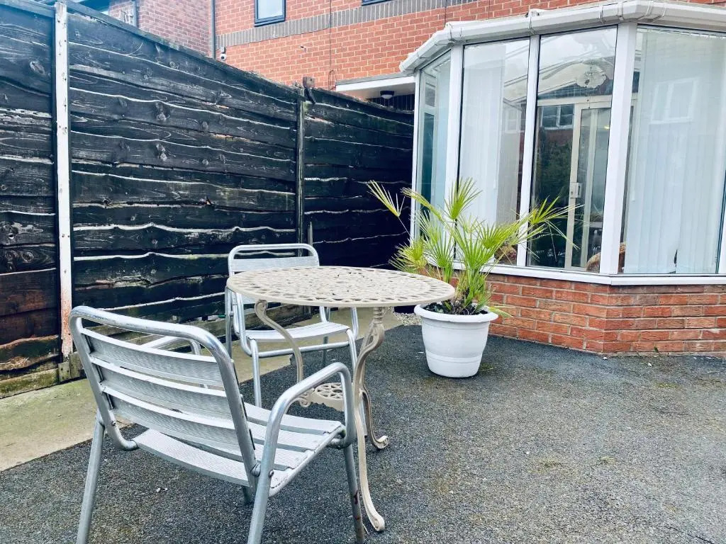 Comfortable Manchester House with Conservatory & Parking