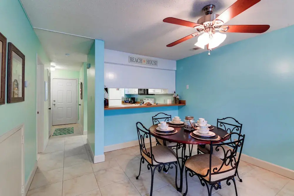 Destin Townhome w/ Balcony - Walk to the Beach!
