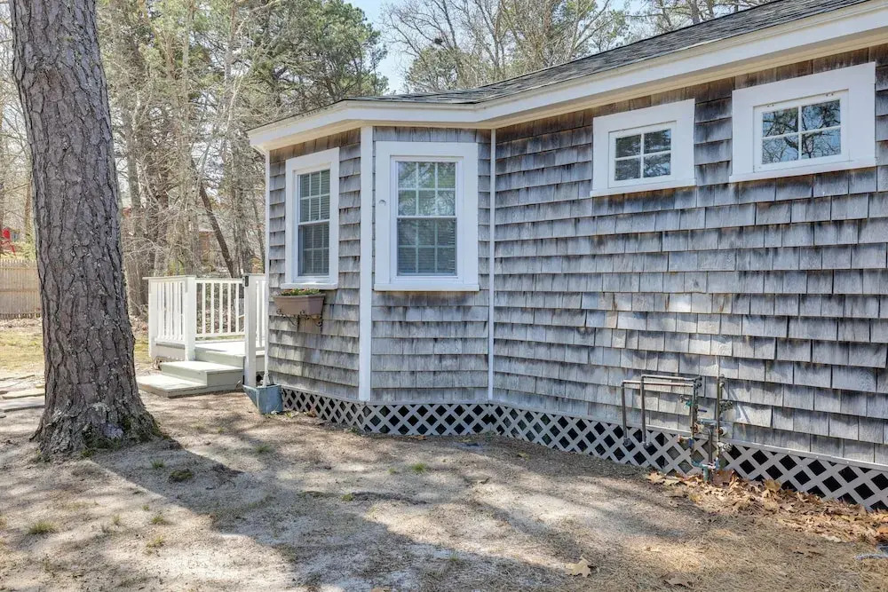 2 Mi to Beaches: Cozy Peaceful Escape w/ Deck