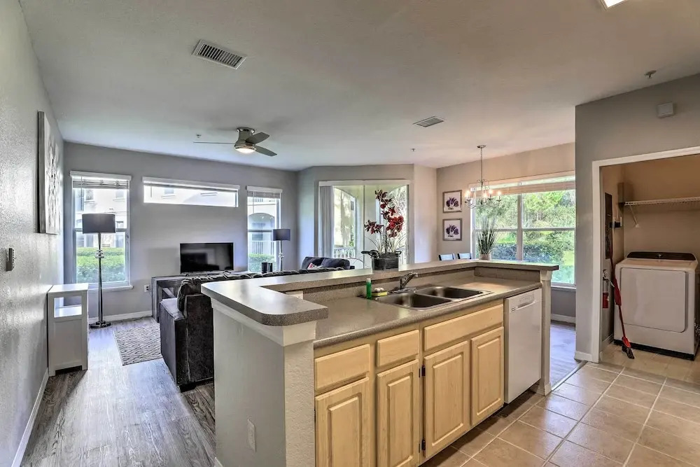 Lake-view Condo w/ Pool Access: 6 Mi to Disney!