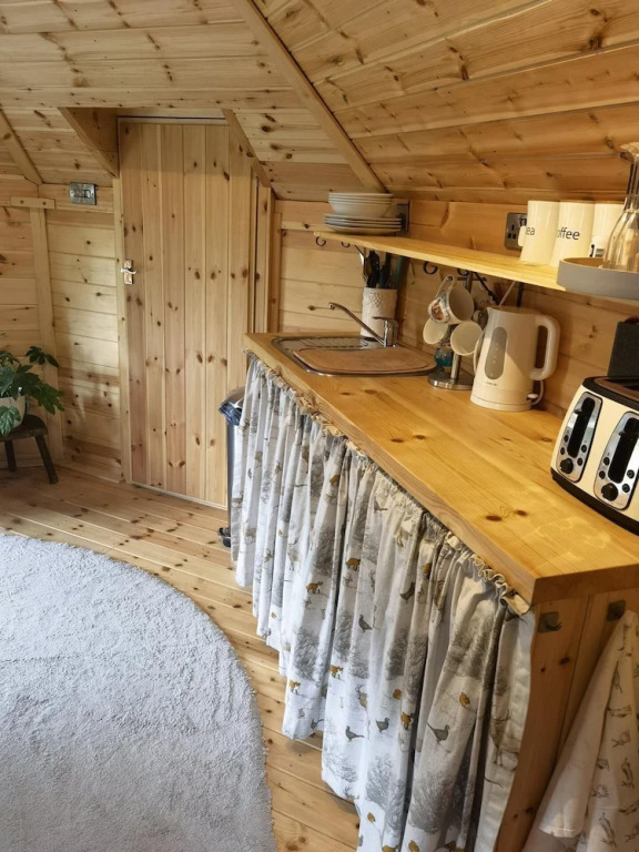 Cozy Cabin With Hot Tub Retreat in Anglesey