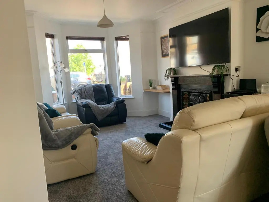 House - Sleeps up to 8 People & Free Parking