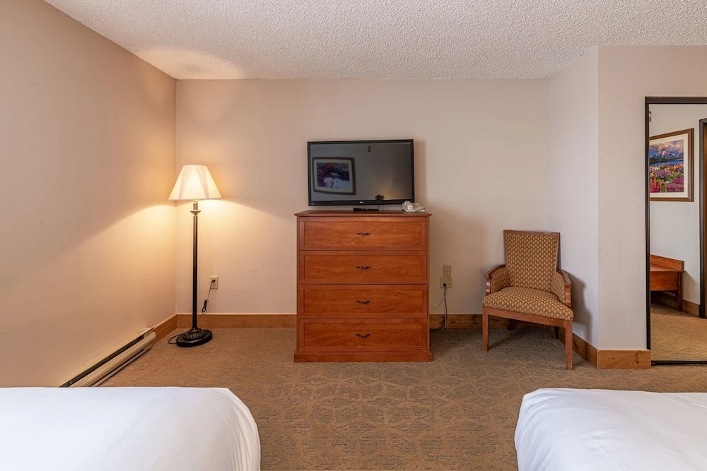Grand Lodge 1-Bedroom Condo with 3 Queens & Close to Everything 1 Condo - No Cleaning Fee! by RedAwning