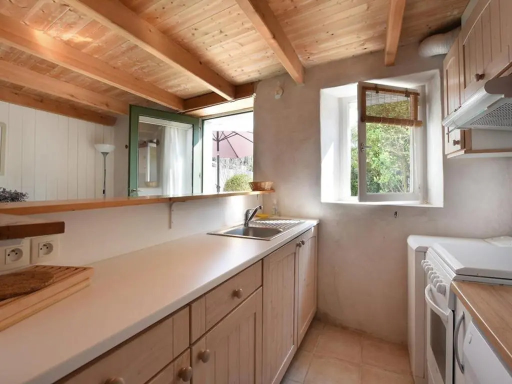 Maison de Charme avec Cour, 2 Chambres, Cuisine Équipée, Proche Village St Clément des Baleines - FR-1-434-74