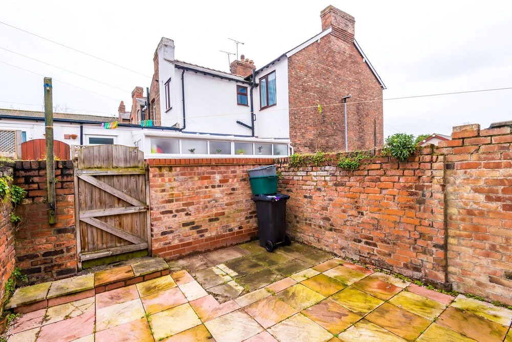 Convenient 2 Bedroom Home With Parking