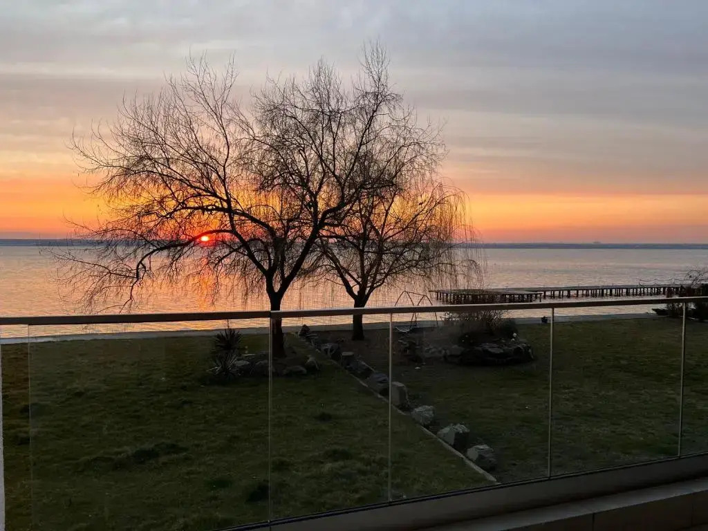 Aquarama Lake view 2BR Apart Mamaia free parking