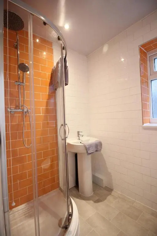 Media Manor - Fully Refurbished in 2022 - Large 6 Bedrooms, 3 Bathrooms plus Media Games Room