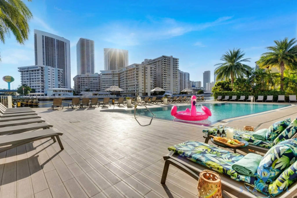 Spacious 2BR Condo Sleeps 6 Amazing Amenities