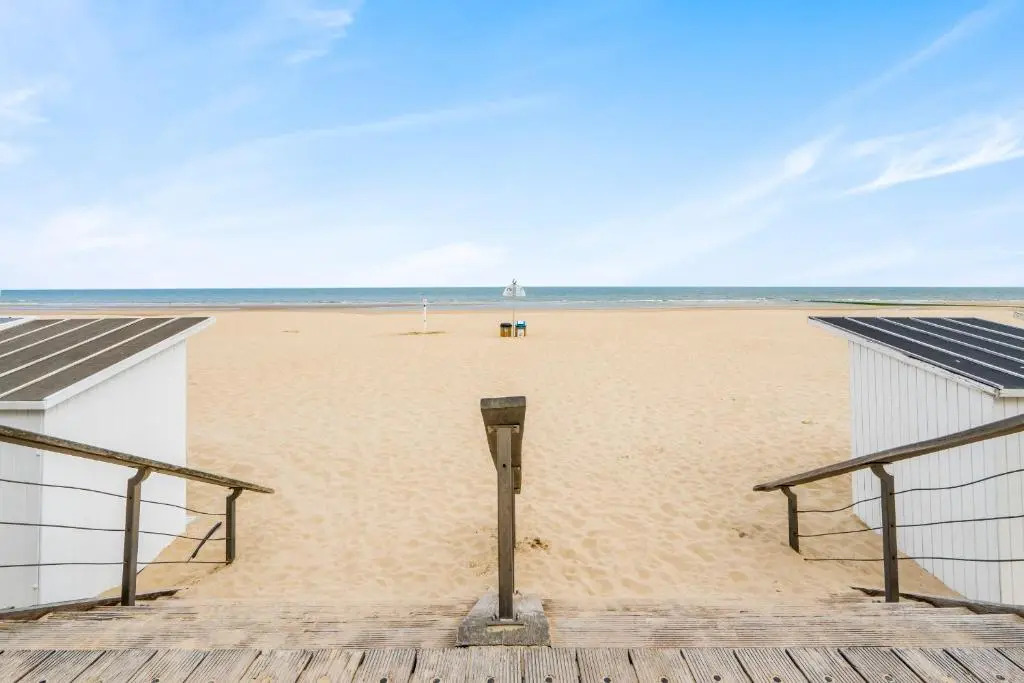 Modern and bright seaside app w seaview & terrace