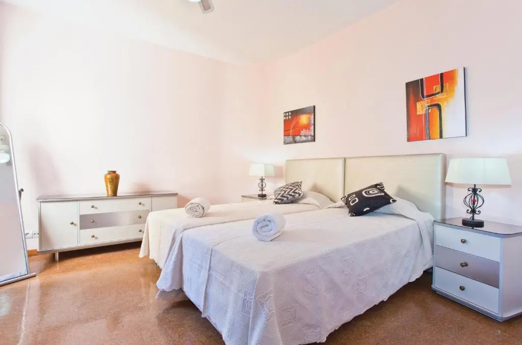 Spacious Retreat with Prime Location, Private pool, snooker, free AC Wifi