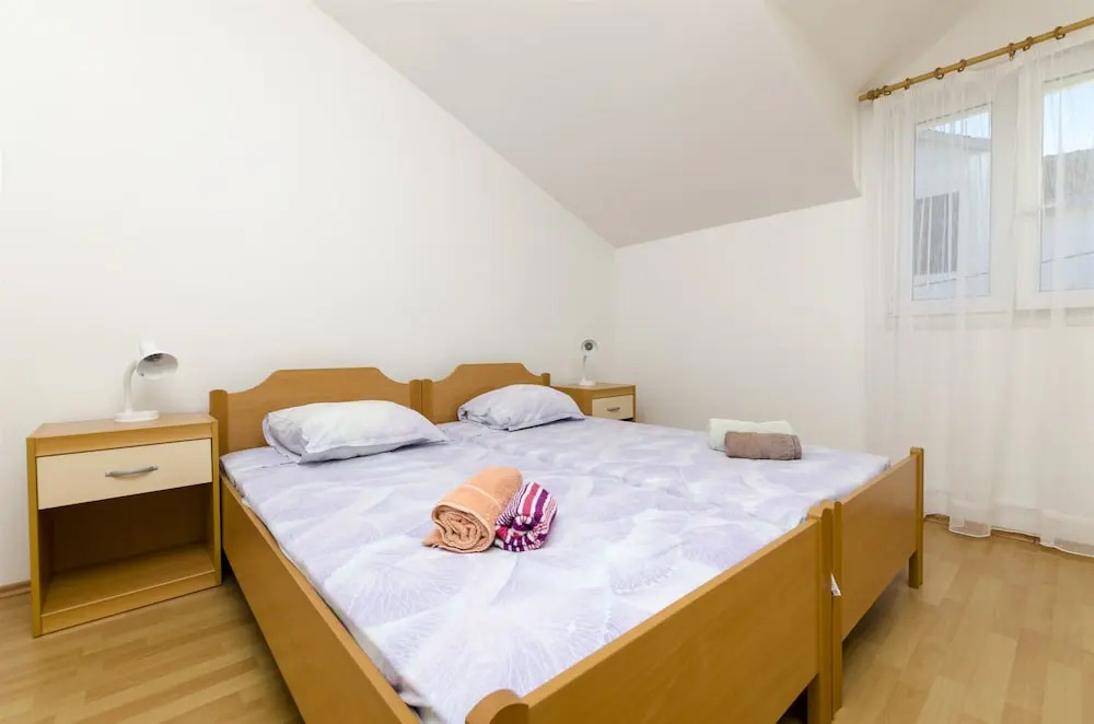 Apartments with parking space Supetar, Brac - 11278