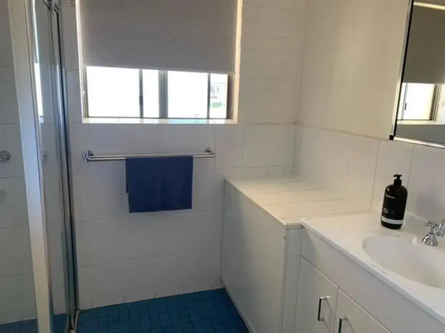 Sunny, 2-bedroom apartment with pool, 200m from Caseys beach