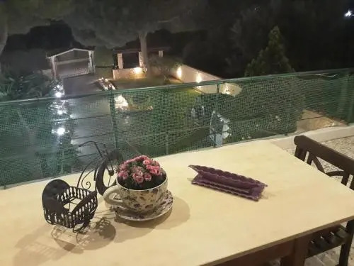 Unwind in a Spacious flat with Gardens near Beach