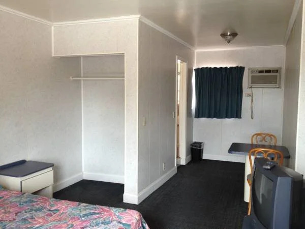 Helen Apartments & Motel