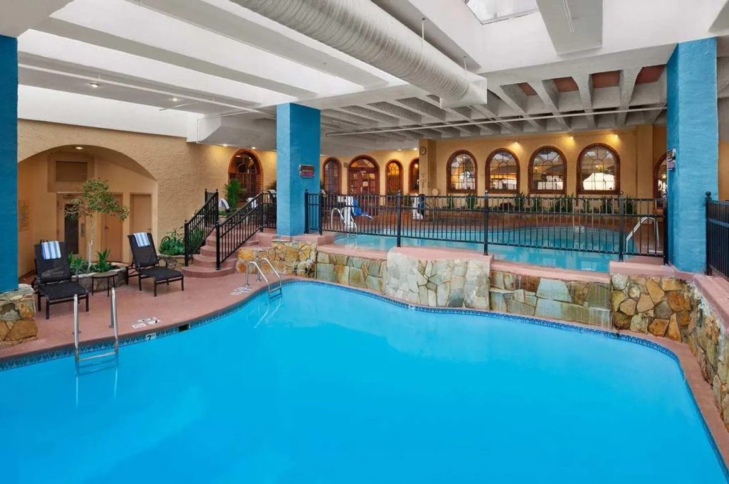 Embassy Suites Kansas City Plaza
