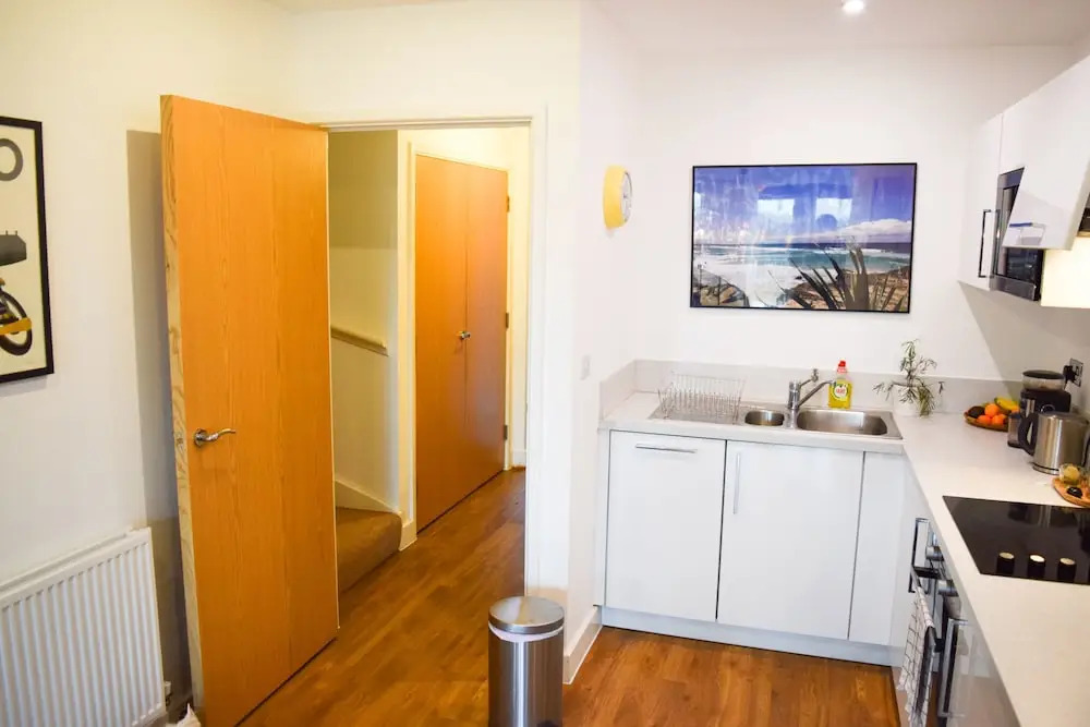 Modern 1 Bedroom House in Pontoon Dock