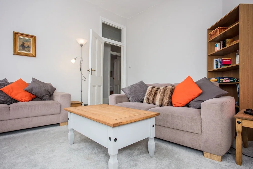3 Bedroom Apartment by Battersea Park