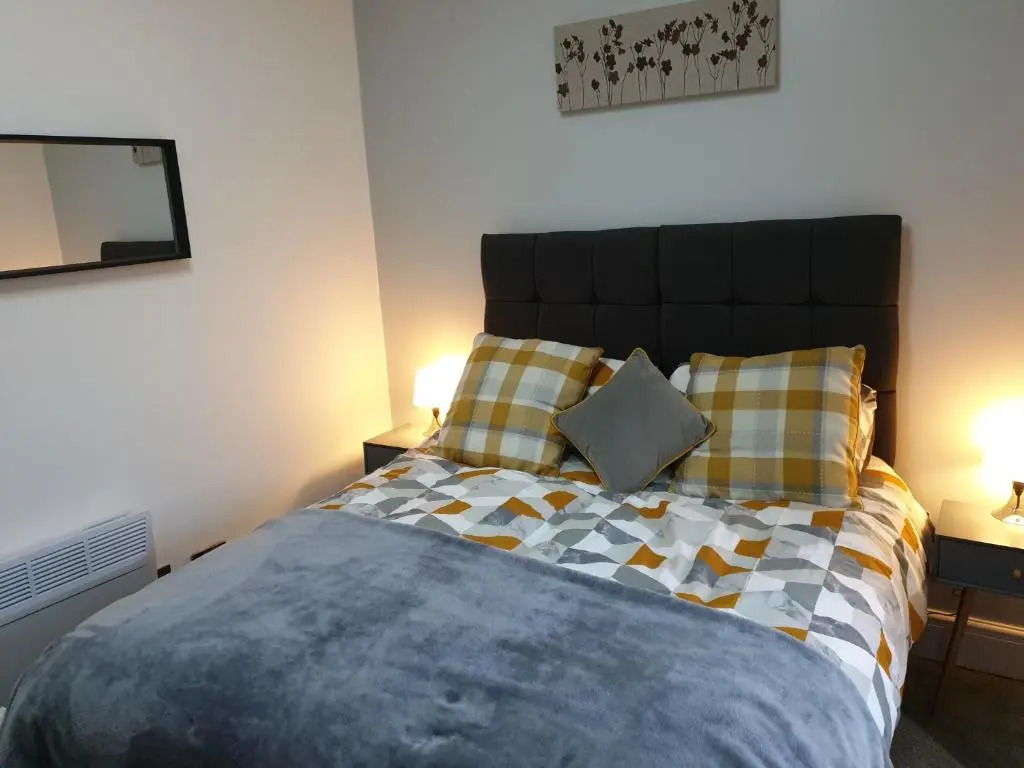 Stunning 5 bed house, 2 mins to beach and town, also free parking