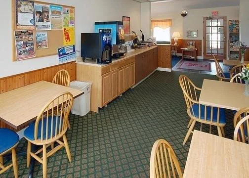 Econo Lodge Inn & Suites