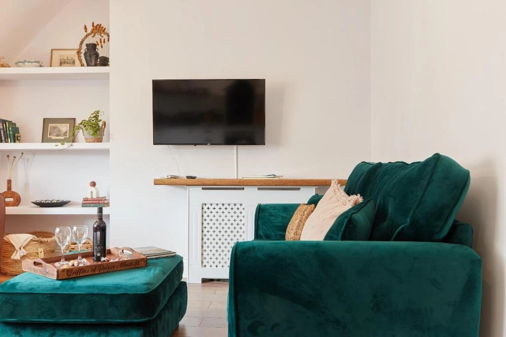 Olde Englishe Apt 4