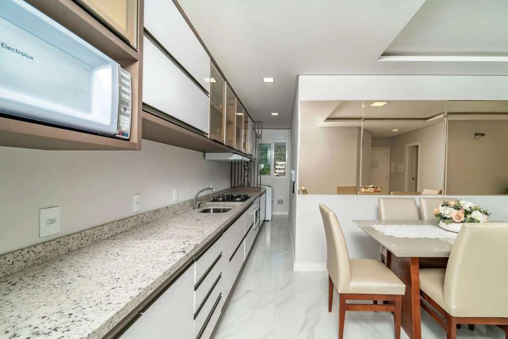 Lindo Apartamento com 2 suítes e piscina em Bombas 705