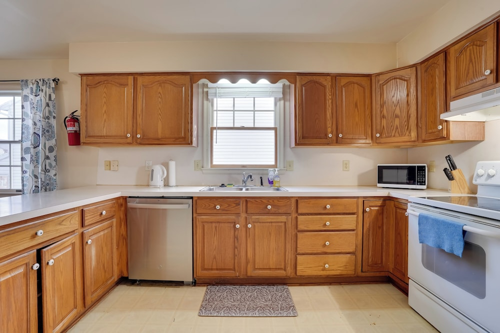 Walk to Fairgrounds! Hagerstown Townhome w/ Deck