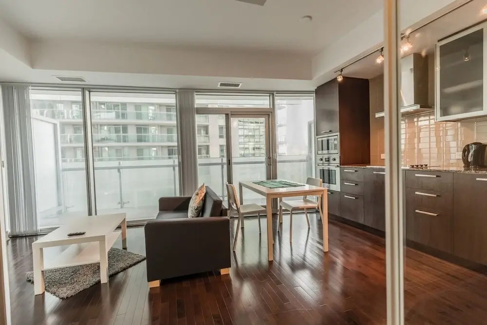 CN Tower & Lake View, Luxury Condo in Downtown