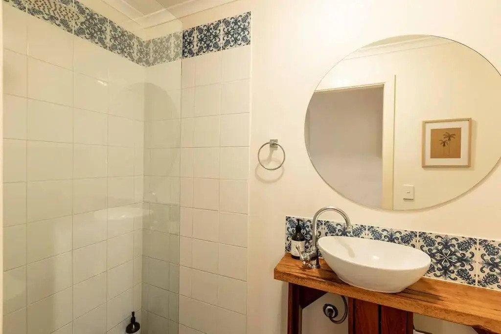 Alcorn Garden Studio Main House Attached-Dog friendly 2 mins walk to beach