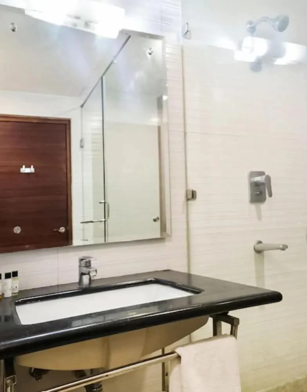 La Silver Leaf Hotel