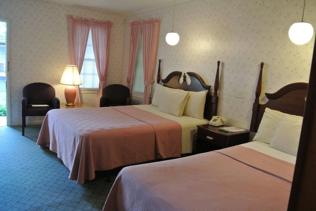 RoseWood Inn